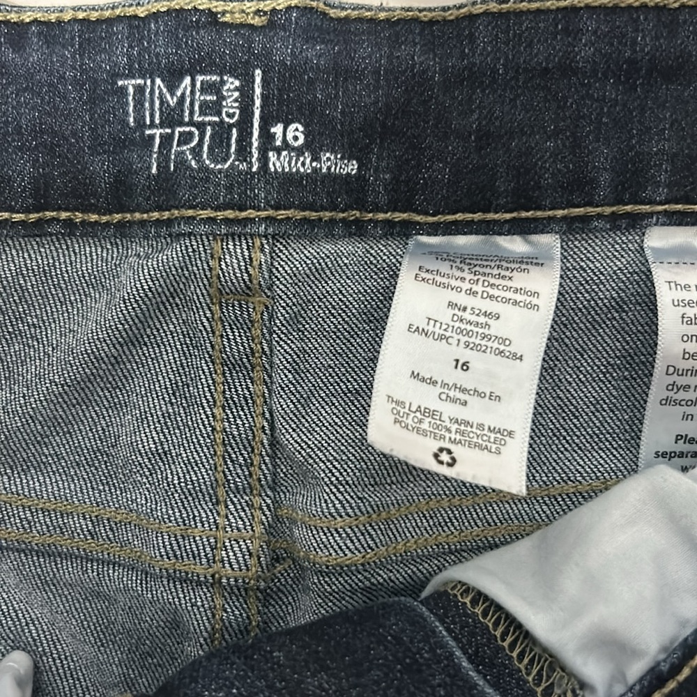 Woman’s Time and Tru Shorts - Picture 2 of 2